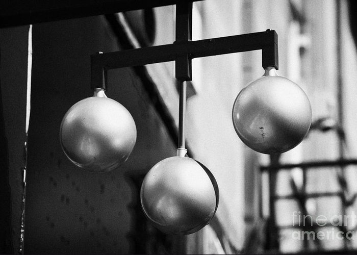 three-golden-balls-pawnbroker-symbol-outside-a-pawn-shop-in-the-uk-joe-fox